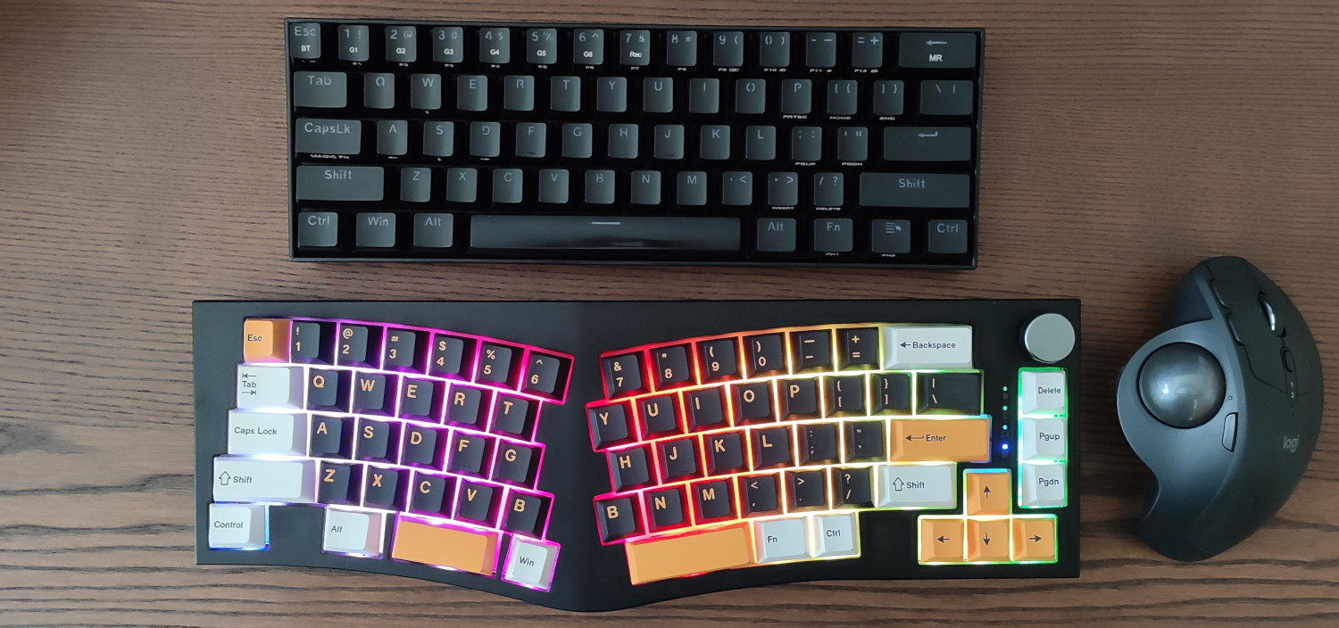 Mi nuevo teclado torcido, junto al anterior